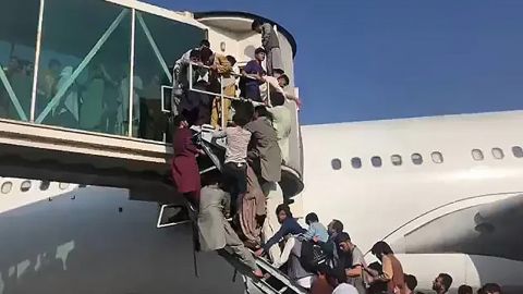 В аэропорту Кабула люди отчаянно штурмуют самолеты: появилось видео