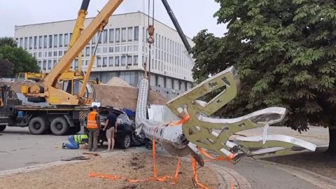 В Херсоне рухнул самый высокий флагшток: раздавил автомобиль в хлам (видео)