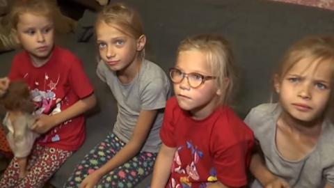 "Жили под обстрелами": женщина на линии фронта воспитывала четырех приемных детей