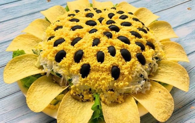 Салат "Подсолнух" на Пасху: это быстрое и сытное блюдо станет украшением вашего стола (видео)