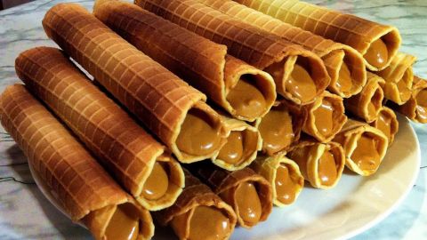 Приготовьте десерт родом из детства: рецепт вкуснейших трубочек со сгущенкой