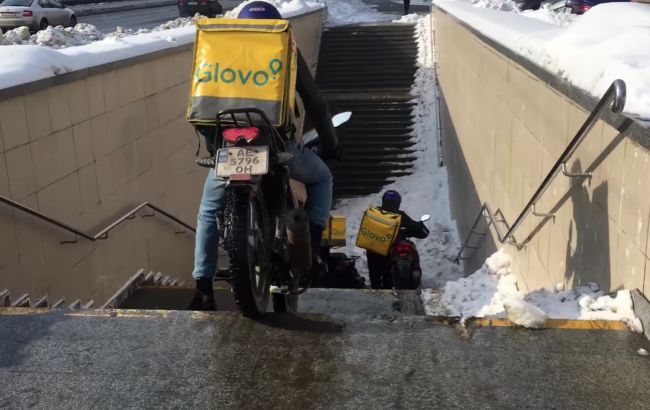 В Киеве курьеры Glovo возмутили сеть ездой по подземным переходам на мопедах
