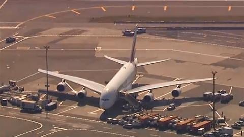 В аэропорту Нью-Йорка изолировали самолет, в котором пассажиры почувствовали недомогание