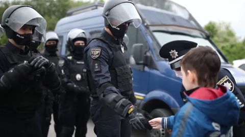 Тяжкохворого хлопчика прийняли ряди патрульної поліції: зворушливе відео