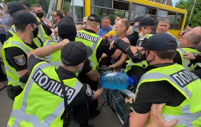 У Києві сутички з поліцією через будівництво моста на Троєщину. Що відомо
