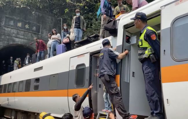 В результате крушения поезда на Тайване погибли уже более 50 человек