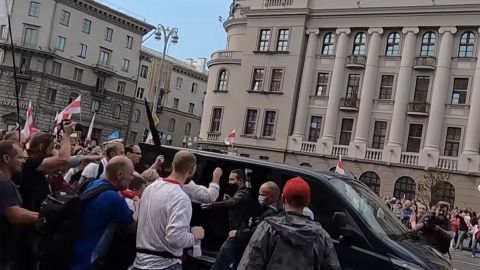 Одного з затриманих за напад на авто міліції у Мінську відпустили