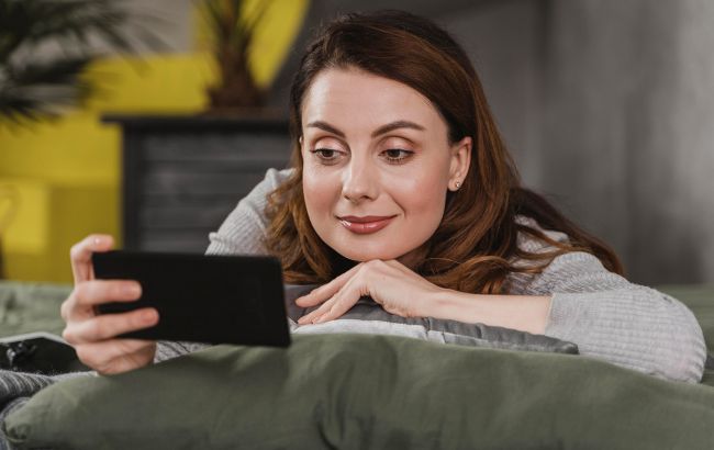 Чому ми "залипаємо" на дивні відео у соцмережах: смішні тварини, прання килимів та інші рілси