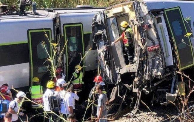 В Португалии поезд столкнулся с машиной, есть погибший и десятки пострадавших