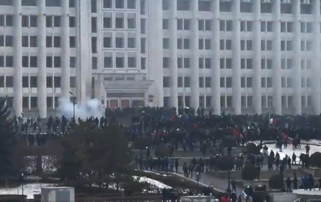Протести в Алмати: мітингувальники штурмують мерію