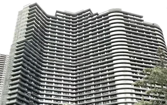 Як виглядає найбільша багатоповерхівка у світі, де живе 30 тисяч людей і є все для комфорту