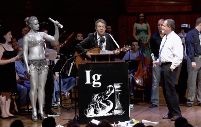 Шнобелівська премія 2021: "котячий" язик, антиударна борода і таргани на підводних човнах