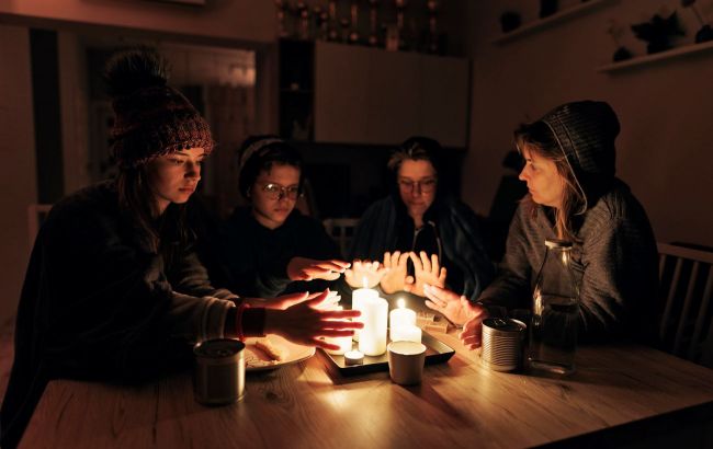 Без тепла, но со светом: Шмыгаль заявил об электричестве для киевлян по 18 часов в сутки