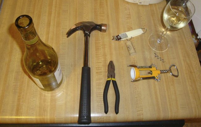 Как легко открыть вино, если под рукой нет штопора: интересные и необычные методы