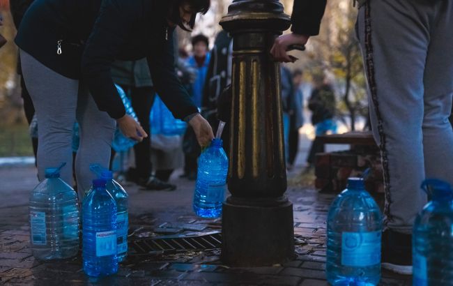 В Киеве в результате обстрела РФ исчезла вода: что делать и где можно набрать