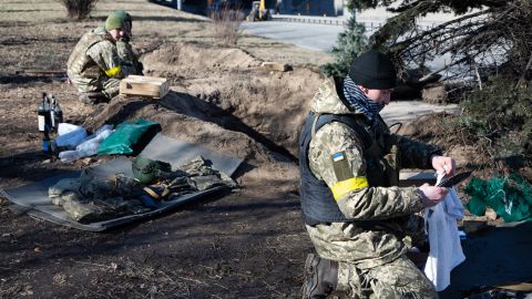 На околиці Києва будують укріплення на випадок повторного наступу Росії, - КМВА