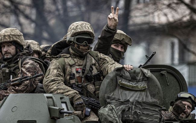 Спроба окупантів повернути позиції під Сватовим та вибухи в Криму: карти боїв