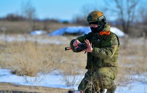 Російський FPV-дрон атакував латвійських журналістів на Донеччині