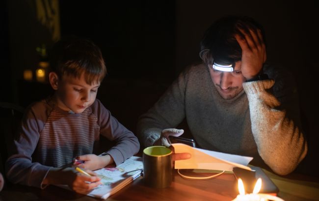 Кому в Украине будут отключать свет в понедельник: графики на 13 апреля