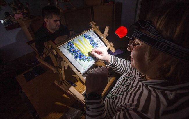 Аварийно или с новыми графиками: как выключают свет в Киеве и областях из-за атаки