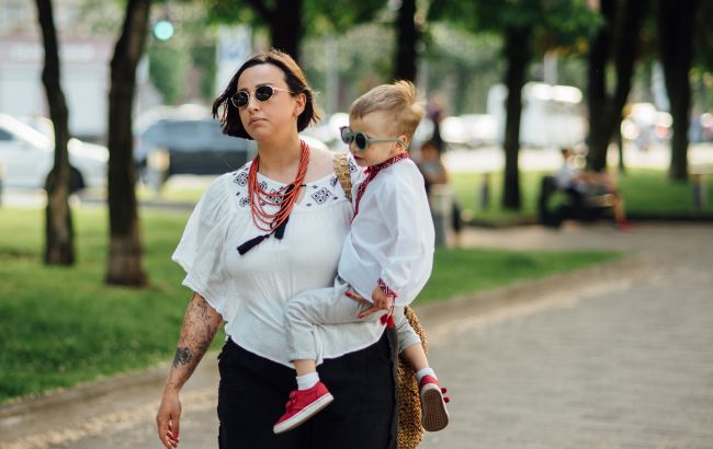 "Візьміть дитину на руки". Логические ошибки в украинском языке, которые мы делаем каждый день