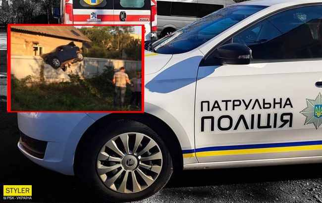 В Черновцах "коп" устроил курьезное ДТП: умудрился "припарковаться" на заборе (фото)