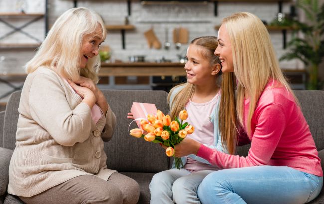 Как поздравить свекровь или тещу с Днем матери, чтобы она не обиделась. И нужно ли это делать?