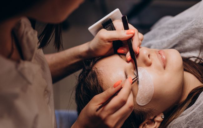 Не будут выпадать: что нельзя делать с нарощенными ресницами и как правильно умываться