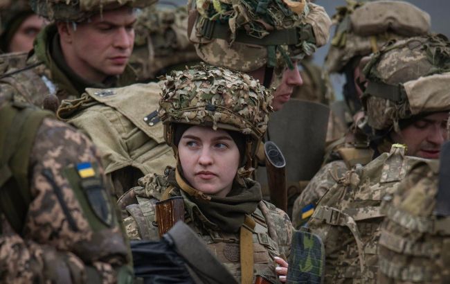 Військовий облік жінок в Україні: які професії під нього потрапляють і чи зможуть вони виїхати за межі України