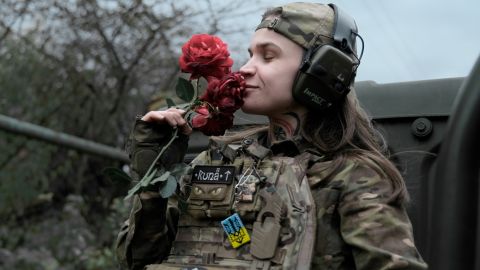 Як правильно спілкуватися з жінками, які пройшли війну