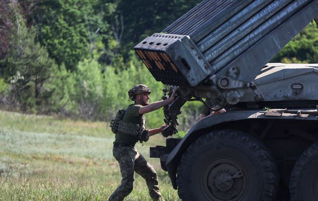 Понад сотня штурмів, обстріли дронами та ракетами: Генштаб підсумував день на фронті