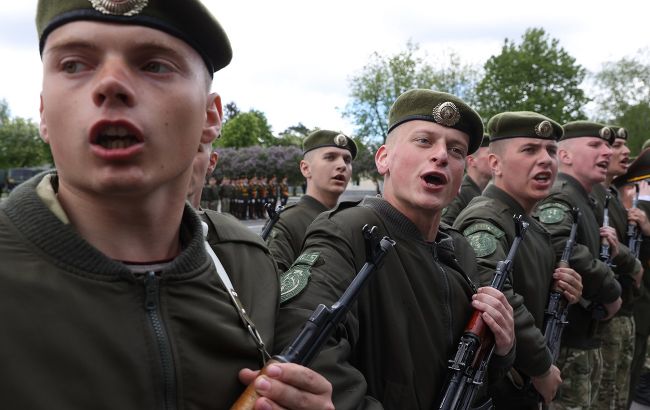 У Білорусі планують призивати в армію по СМС і посилити покарання за неявку