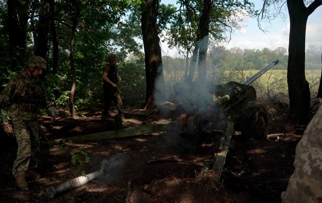 Українські артилеристи знищили скупчення піхоти росіян в районі Бахмута (відео)