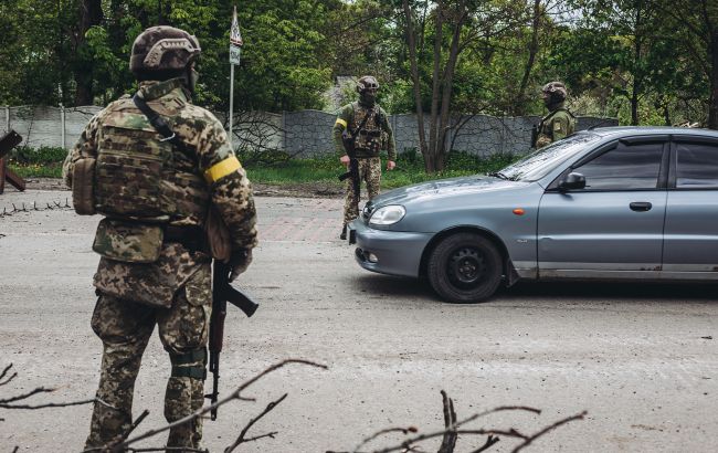 Транспорт ловлять на слух. РФ застосовує нову тактику з дронами на фронті (відео)