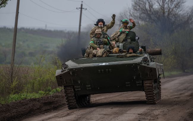 Вертолет и более 600 оккупантов: потери РФ в Украине за сутки