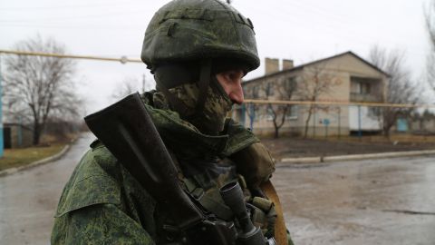 Под Херсоном с позиций сбежала группа солдат РФ: одеты в гражданское, есть деталь (фото)