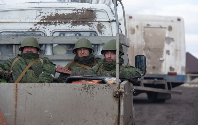 Везут противотанковые сооружения. В Мариуполе заметили колонну российских грузовиков (видео)