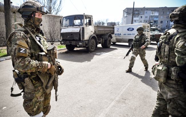 На въезде в Крым большая пробка: оккупанты бегут с похищенными вещами (видео)