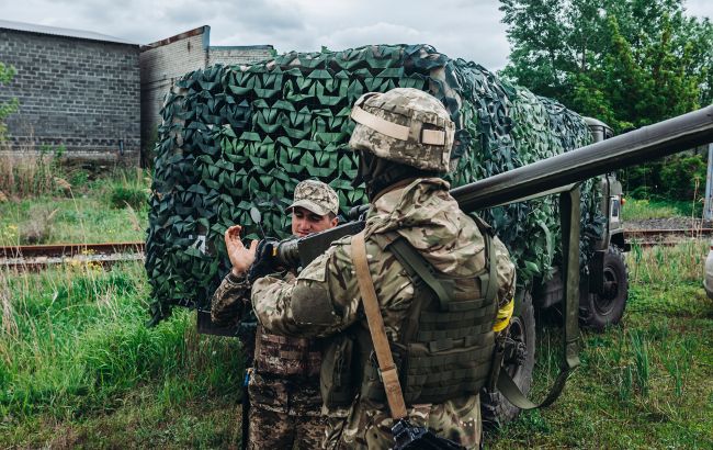 Експерти пояснили, чому Захід зволікає з постачанням озброєння в Україну
