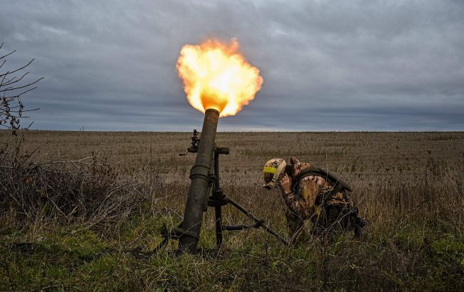 Украинские военные огнем из минометов накрыли позиции россиян под Бахмутом (видео)