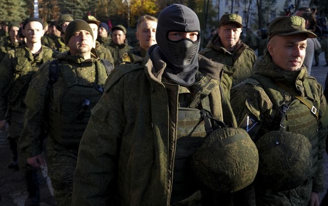 Пільги та премії. Росія заохочує чоловіків воювати в Україні, щоб не оголошувати мобілізацію, - AP