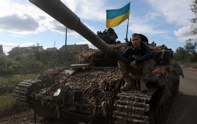 ВСУ атакуют оккупантов на юге и сдерживают штурмы на Донбассе: карты боев на утро