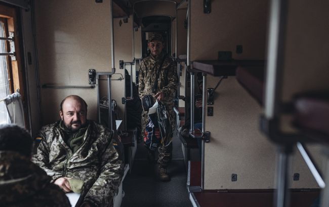 Анонимно и без очередей: как военным забронировать билеты на поезд через "Армию+"