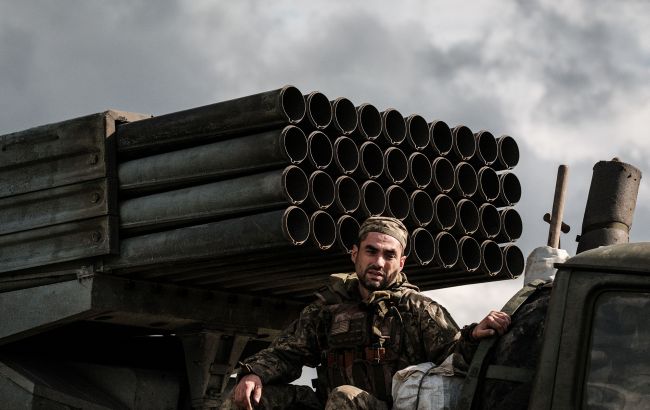 Bloomberg посчитал, сколько и какого оружия получила Украина с начала войны: список