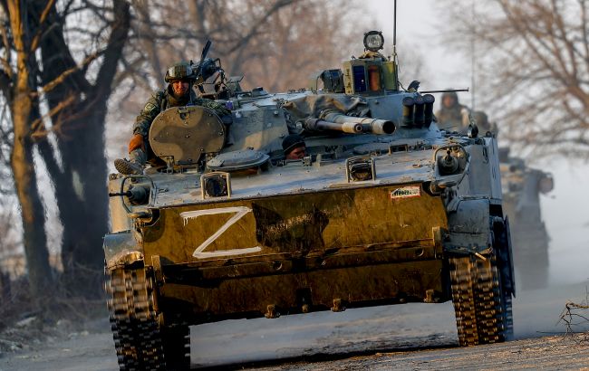 Українські захисники здійснили серію успішних ударів по колоні атакуючих танків РФ (відео)