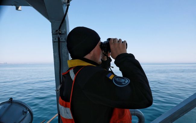 Экипаж ВМС спас людей, которых из-за шторма вынесло в Черное море