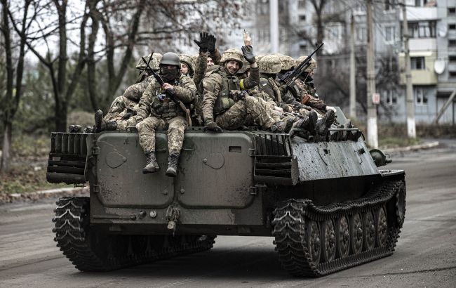 Українські танкісти у Бахмуті впритул знищують укриття ворога (відео)