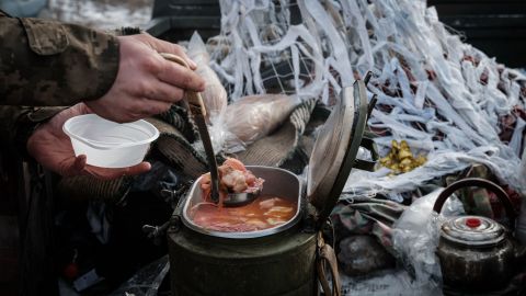 Военный раскритиковал Государственного оператора тыла за некачественные продукты