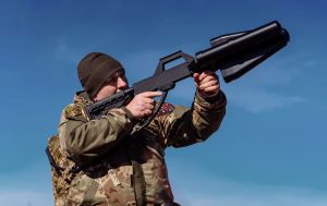 РЕБ-купол чи вогневий захист? Як Україна прикриває потяги та вантажівки від російських FPV-дронів