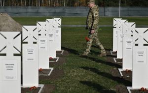 Разделение на "достойных" и "недостойных": омбудсмен призывает изменить правила военных захоронений